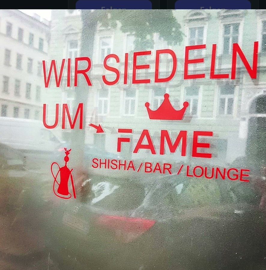 Rote Folienschrift auf einer Schaufensterscheibe: Wir siedeln um, FAME Shisha Bar Lounge