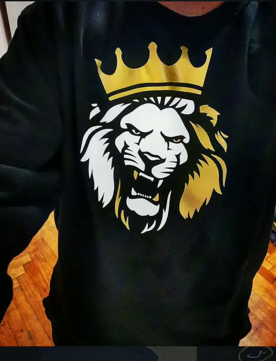 Schwarzer Sweater mit weiß-goldenem Löwenmotiv und Krone