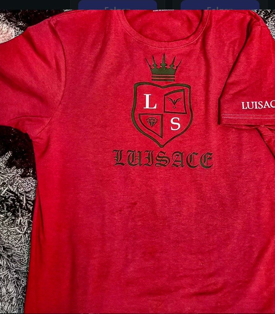 Rotes Shirt mit schwarzem Wappen-Motiv und Schriftzug