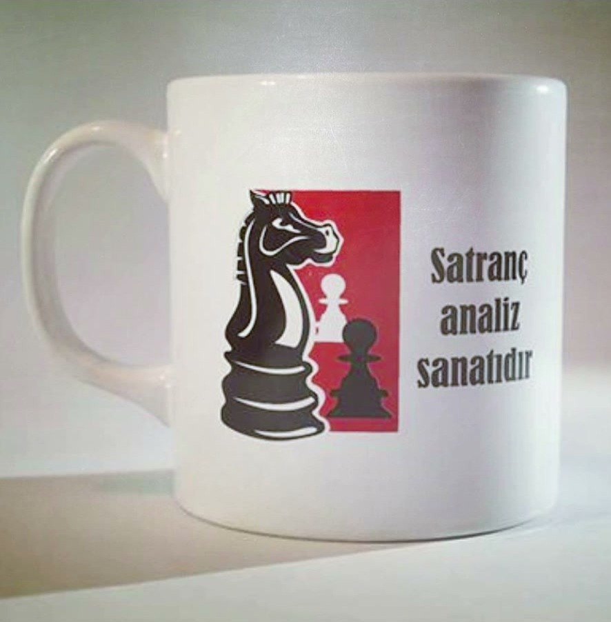 Weiße Tasse mit schwarz-rotem Schachmotiv und Text